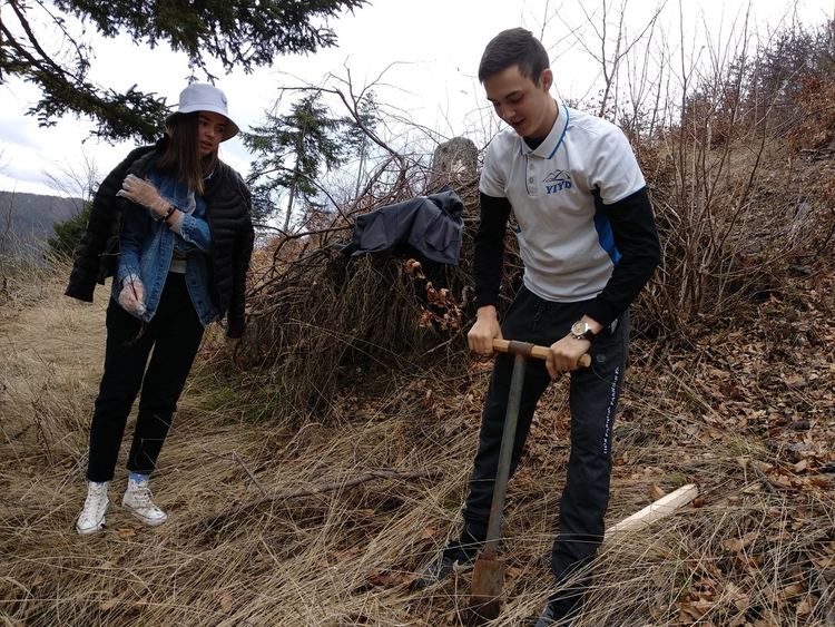 Младежи залесиха 200 фиданки, предоставени от "Гората.бг"