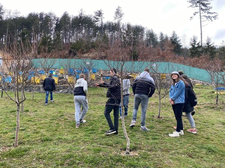 Младежи залесиха 200 фиданки, предоставени от "Гората.бг"
