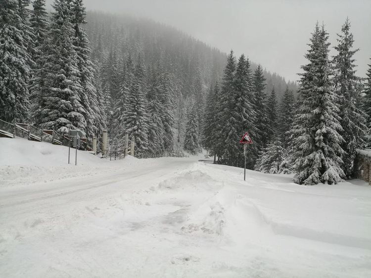 Снежно! Пак затвориха Превала за товарни автомобили