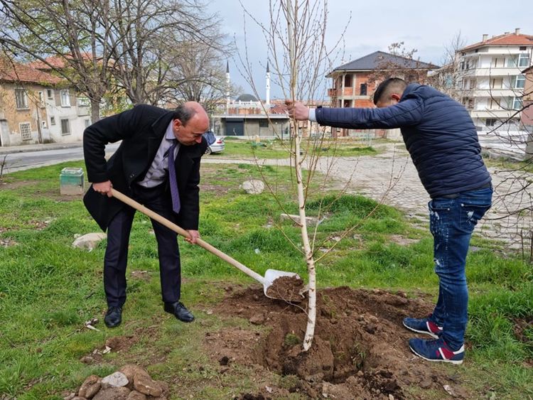 В "Седмицата на гората" потребители на Центъра за ранно детско развитие и зам-кмета засадиха дървета