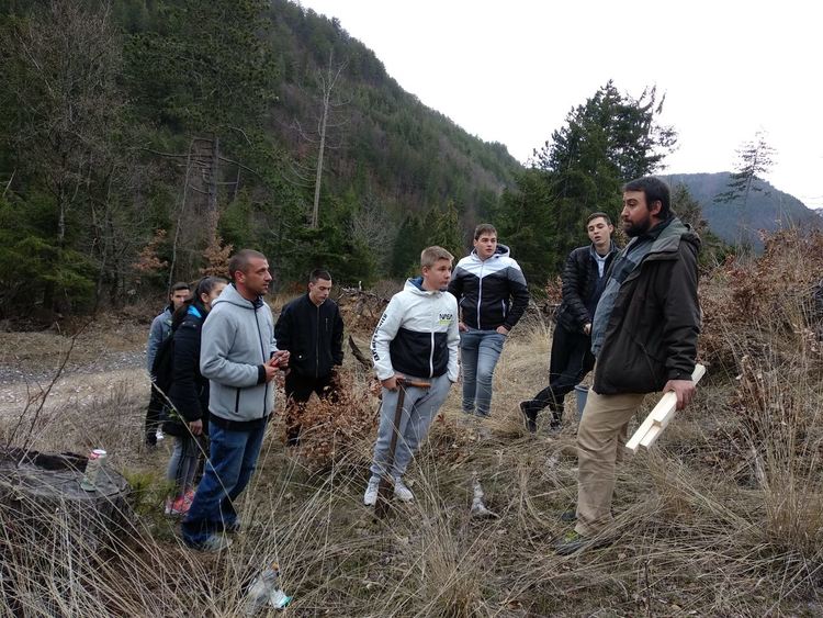 Младежи залесиха 200 фиданки, предоставени от "Гората.бг"