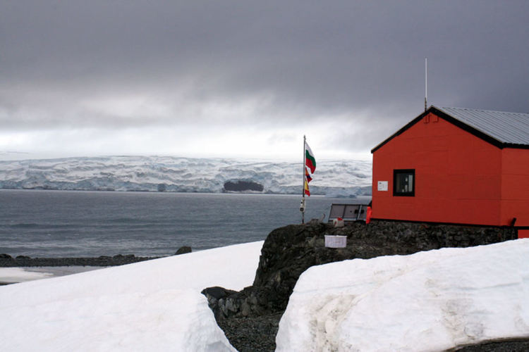 Чилийски военен кораб е прибрал българските полярници, блокирани в Антарктида