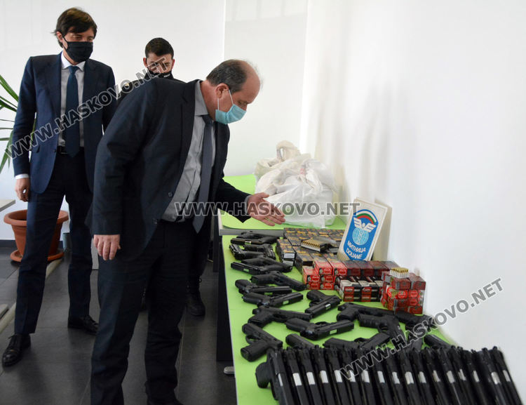 Задържаха мъж за контрабанда на 186 пистолета и хиляди патрони 