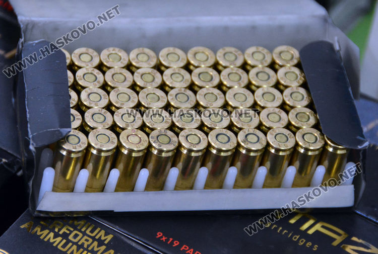 Задържаха мъж за контрабанда на 186 пистолета и хиляди патрони 