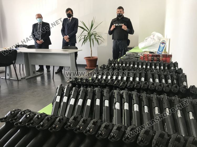 Задържаха мъж за контрабанда на 186 пистолета и хиляди патрони 