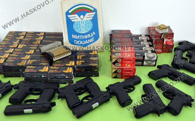 Задържаха мъж за контрабанда на 186 пистолета и хиляди патрони 
