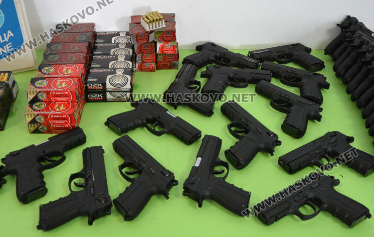 Задържаха мъж за контрабанда на 186 пистолета и хиляди патрони 