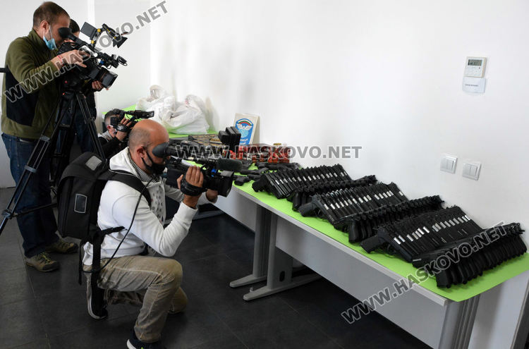 Задържаха мъж за контрабанда на 186 пистолета и хиляди патрони 