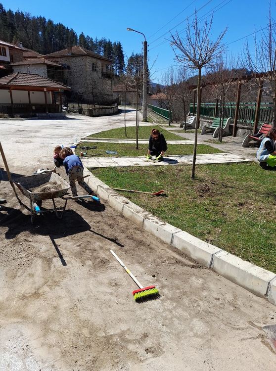 Добрият пример: Серафимовци излязоха на трудов ден да почистят селото си /ГАЛЕРИЯ/