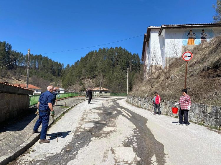 Добрият пример: Серафимовци излязоха на трудов ден да почистят селото си /ГАЛЕРИЯ/
