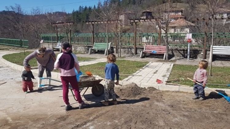 Добрият пример: Серафимовци излязоха на трудов ден да почистят селото си /ГАЛЕРИЯ/