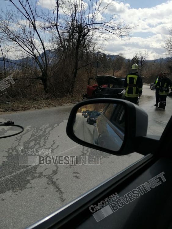 Автомобил се запали на пътя към Езерата, няма пострадали