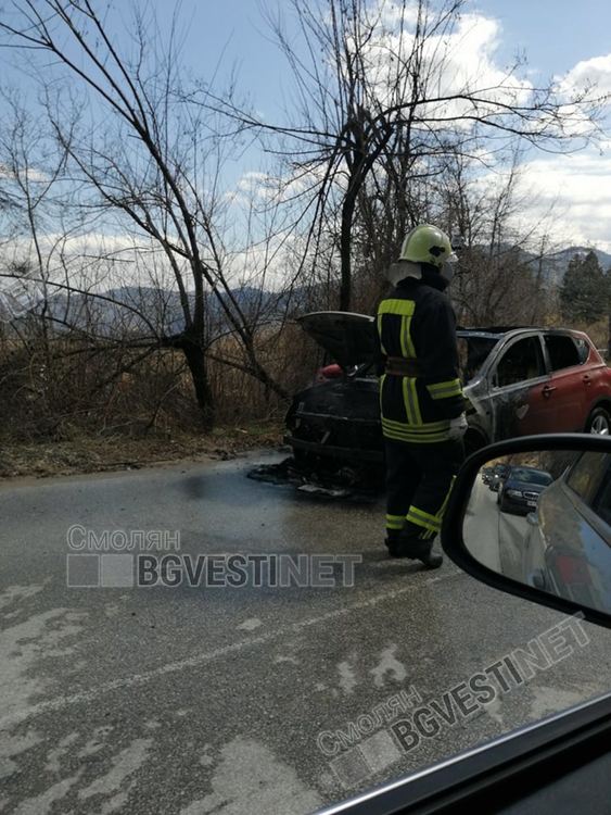Автомобил се запали на пътя към Езерата, няма пострадали