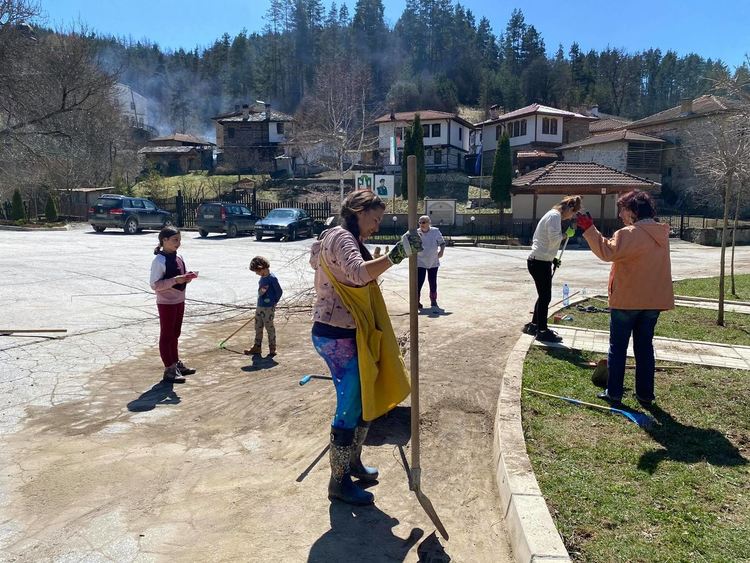Добрият пример: Серафимовци излязоха на трудов ден да почистят селото си /ГАЛЕРИЯ/