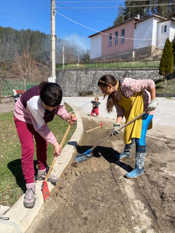 Добрият пример: Серафимовци излязоха на трудов ден да почистят селото си /ГАЛЕРИЯ/