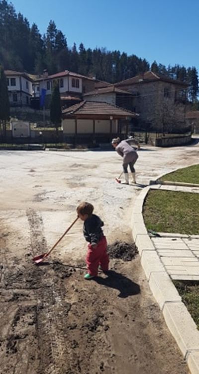 Добрият пример: Серафимовци излязоха на трудов ден да почистят селото си /ГАЛЕРИЯ/