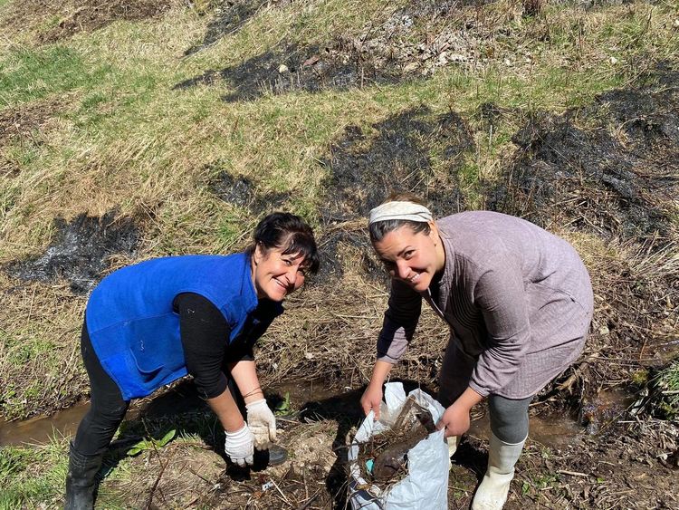 Добрият пример: Серафимовци излязоха на трудов ден да почистят селото си /ГАЛЕРИЯ/