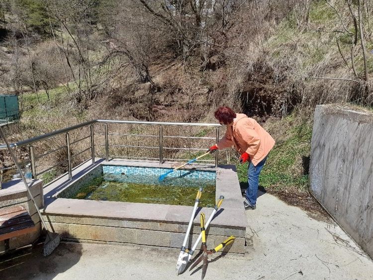 Добрият пример: Серафимовци излязоха на трудов ден да почистят селото си /ГАЛЕРИЯ/