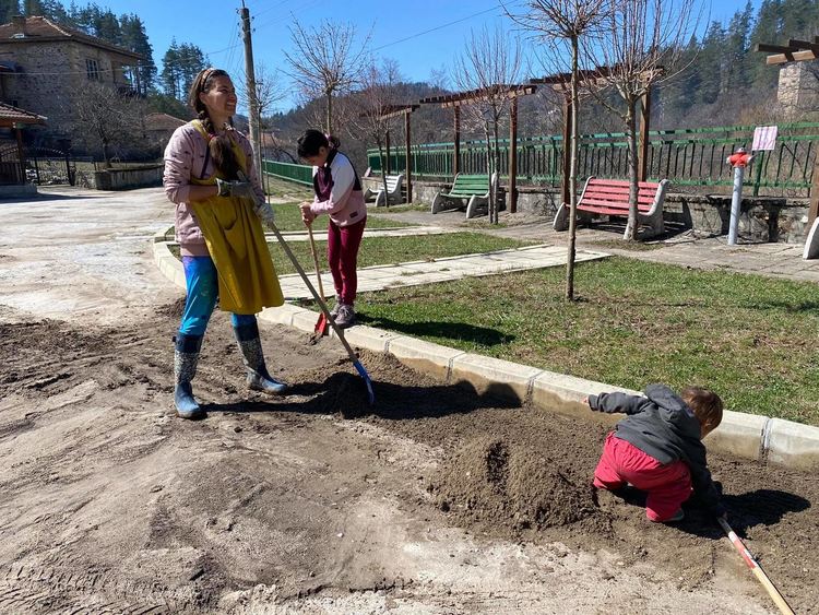 Добрият пример: Серафимовци излязоха на трудов ден да почистят селото си /ГАЛЕРИЯ/