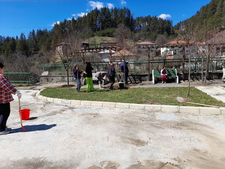 Добрият пример: Серафимовци излязоха на трудов ден да почистят селото си /ГАЛЕРИЯ/