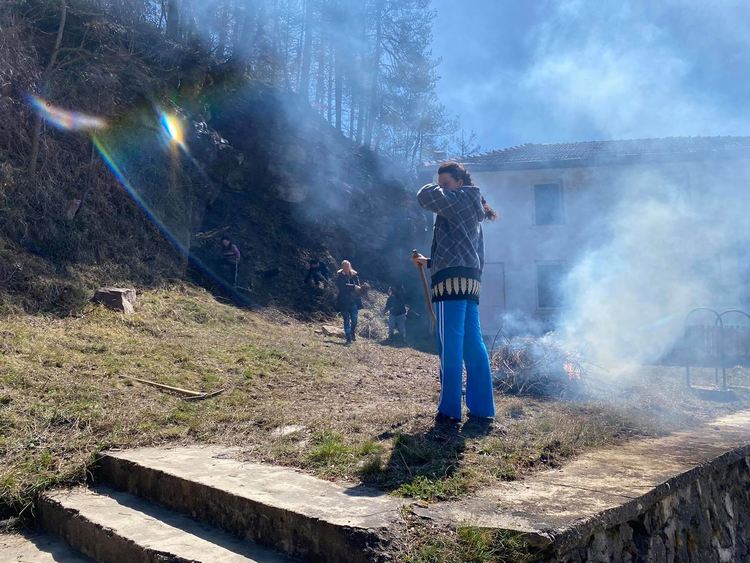 Добрият пример: Серафимовци излязоха на трудов ден да почистят селото си /ГАЛЕРИЯ/