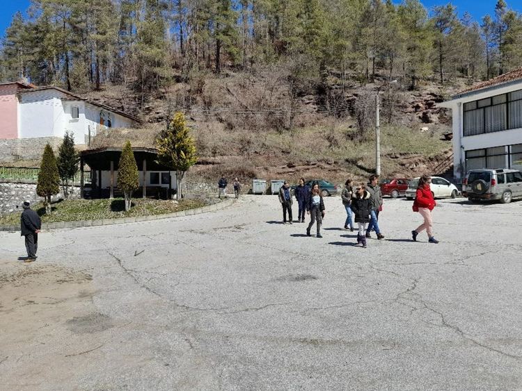 Добрият пример: Серафимовци излязоха на трудов ден да почистят селото си /ГАЛЕРИЯ/