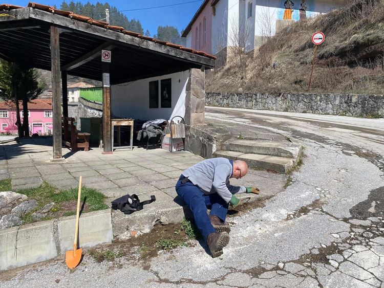 Добрият пример: Серафимовци излязоха на трудов ден да почистят селото си /ГАЛЕРИЯ/