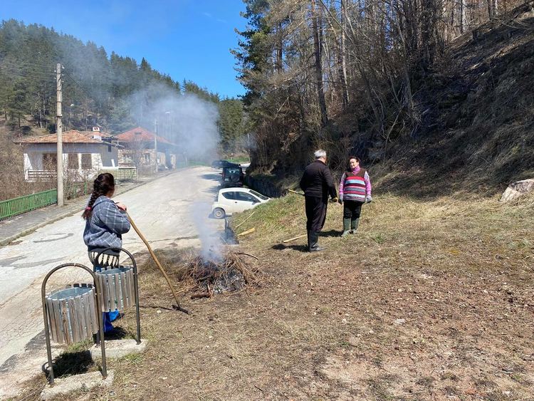 Добрият пример: Серафимовци излязоха на трудов ден да почистят селото си /ГАЛЕРИЯ/