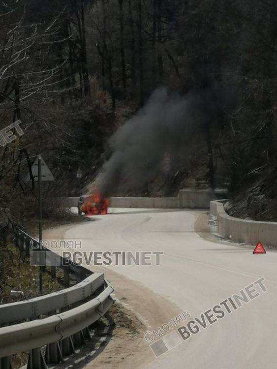 Автомобил се запали на пътя към Езерата, няма пострадали