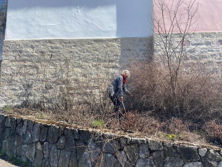 Добрият пример: Серафимовци излязоха на трудов ден да почистят селото си /ГАЛЕРИЯ/