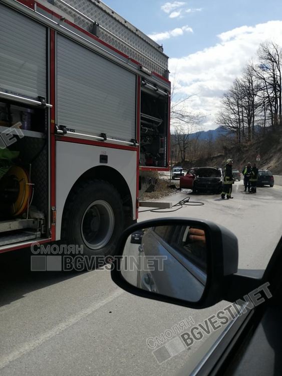 Автомобил се запали на пътя към Езерата, няма пострадали