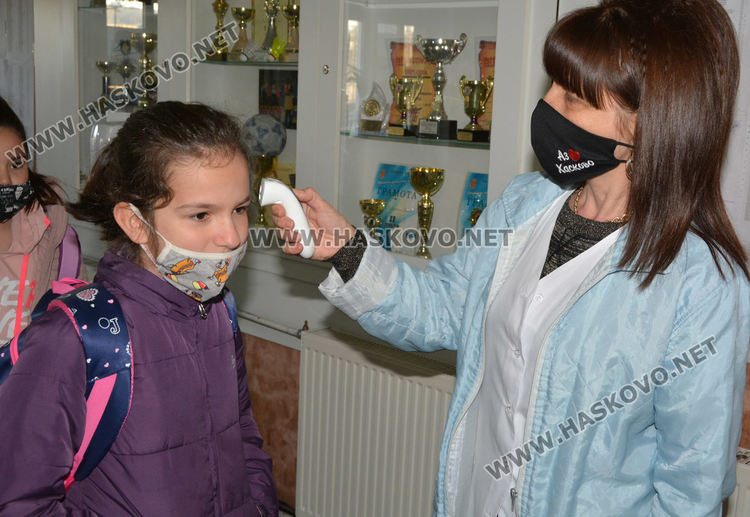 Част от учениците отново в класните стаи от днес в Хасковско