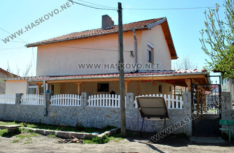 Жена окрехна вратата на къщата, но не се показа