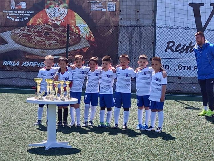 Заместник-кметът инж. Петър Петров връчи наградите на победителите в турнира по футбол за деца 