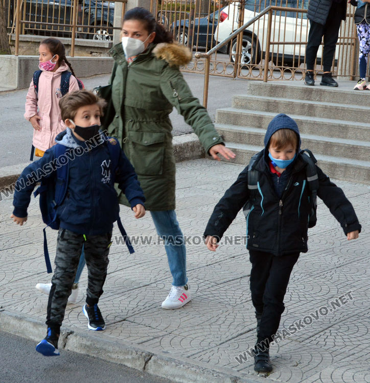 Част от учениците отново в класните стаи от днес в Хасковско