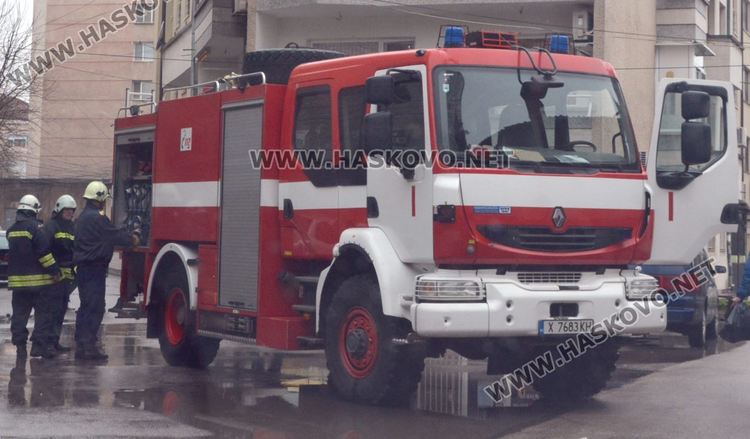 Товарен автомобил пламна в движение, горя сграда от незагасена цигара