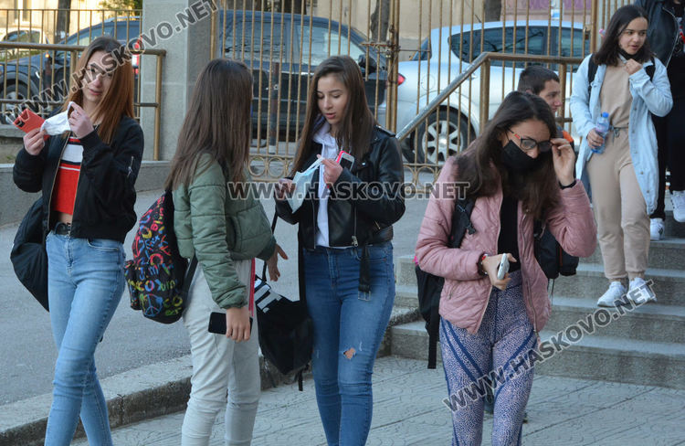 Част от учениците отново в класните стаи от днес в Хасковско
