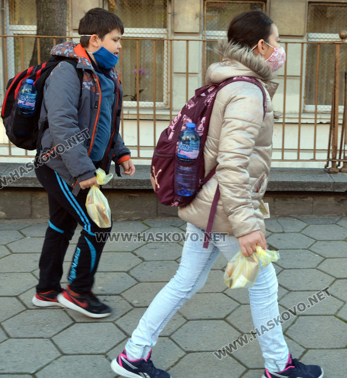 Част от учениците отново в класните стаи от днес в Хасковско