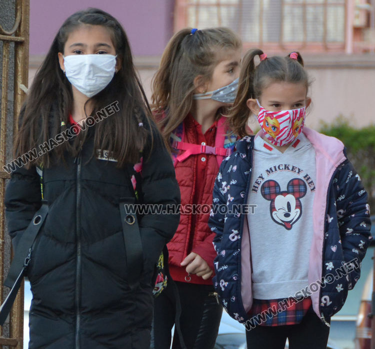 Част от учениците отново в класните стаи от днес в Хасковско