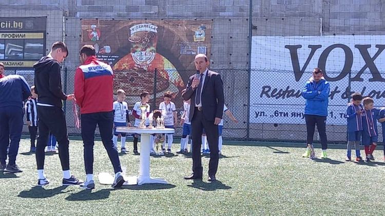 Заместник-кметът инж. Петър Петров връчи наградите на победителите в турнира по футбол за деца 