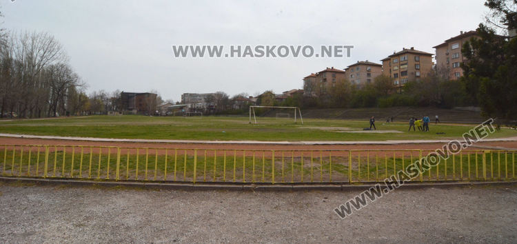 БФС ремонтира игрището на стадион „Младост“, нова лекоатлетическа писта с местно финансиране