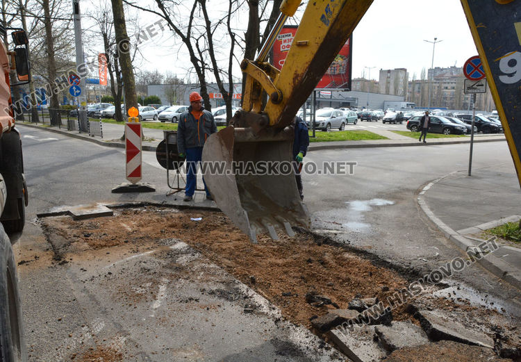 Затвориха булеварда до ОУ „Христо Смирненски“ за подмяна на водопровод и преасфалтиране