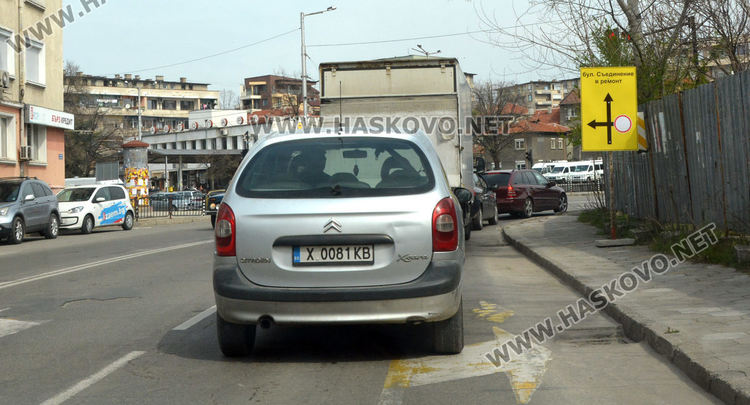 Затвориха булеварда до ОУ „Христо Смирненски“ за подмяна на водопровод и преасфалтиране