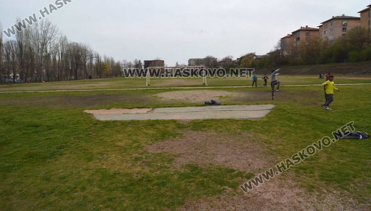 БФС ремонтира игрището на стадион „Младост“, нова лекоатлетическа писта с местно финансиране