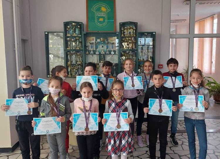 Алековци с медали от Международния математически турнир „Математика без граници“