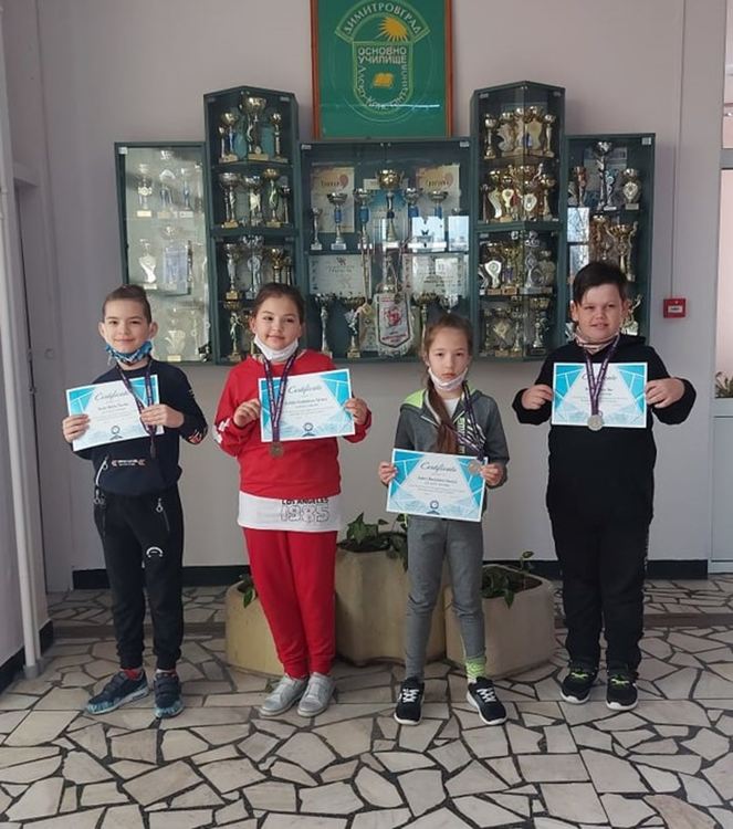 Алековци с медали от Международния математически турнир „Математика без граници“