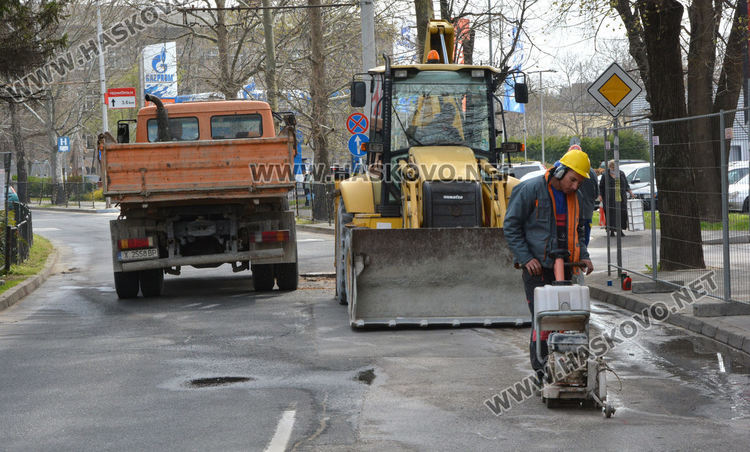 Затвориха булеварда до ОУ „Христо Смирненски“ за подмяна на водопровод и преасфалтиране
