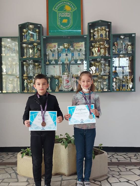 Алековци с медали от Международния математически турнир „Математика без граници“