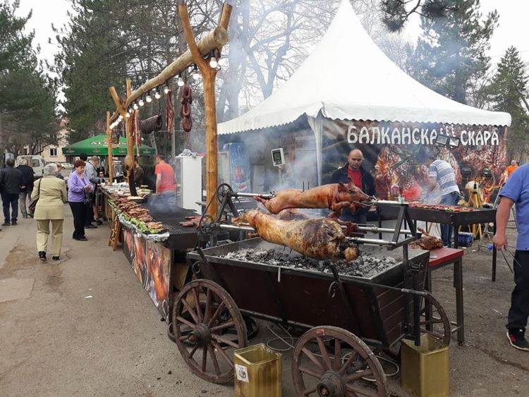 Без занаятчийски сергии, заведения за обществено хранене и фолклорни концерти на открито