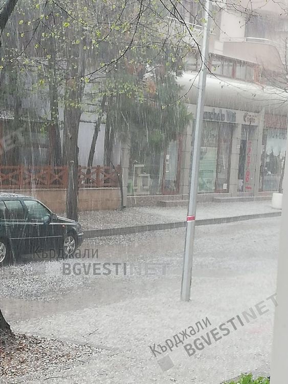 Гръмотевична буря се изви над Кърджали, градът побеля от градушка